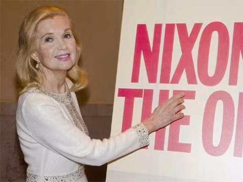 Tricia Nixon Cox - Sống cuộc đời bình lặng cùng gia đình ở Manhattan, con gái của Tổng thống Mỹ thứ 37 - Richard Nixon. Trisha Nixon Cox từng tháp tùng cha trong nhiều chuyến công cán. Tuy nhiên, bà hiện đã tránh xa sự chú ý của dư luận, kể từ khi lập gia đình cách đây hơn 40 năm. Bà vẫn đang giữ một vai trò trong Quỹ Richard Nixon. Trisha Nixon Cox hiện đã 69 tuổi.