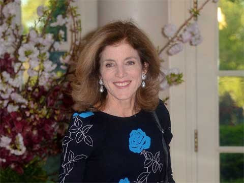 Caroline Kennedy - Đại sứ Mỹ tại Nhật, con gái của Tổng thống Mỹ thứ 35 - John F. Kennedy. Sau khi được rèn luyện trong môi trường ngoại giao một thời gian dài, Caroline Kennedy đã có một công việc cực kỳ phù hợp với mình - là Đại sứ Mỹ tại Nhật Bản. Tuy nhiên, mới đây, Caroline đã khuấy động tranh cãi trên Twitter, khi công khai lên án việc săn cá voi hàng năm, bất kể việc này là một truyền thống ở Nhật. Là cựu luật sư, năm nay 57 tuổi, Caroline Kennedy cũng giữ chức Chủ tịch Thư viện Tổng thống JFK và đã viết 9 cuốn sách ăn khách về Luật Hiến pháp, lịch sử Mỹ... Cũng giống như người cha, bà là một người ủng hộ mạnh mẽ cho tự do thương mại, khuyến khích đảng Dân chủ có hướng tiếp cận tương tự vì lợi ích của mối quan hệ giữa Mỹ với châu Á.