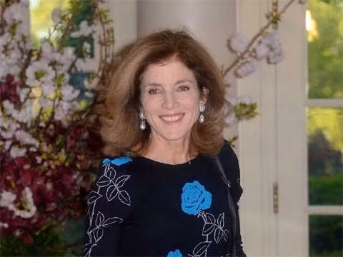 Caroline Kennedy - Đại sứ Mỹ tại Nhật, con gái của Tổng thống Mỹ thứ 35 - John F. Kennedy. Sau khi được rèn luyện trong môi trường ngoại giao một thời gian dài, Caroline Kennedy đã có một công việc cực kỳ phù hợp với mình - là Đại sứ Mỹ tại Nhật Bản. Tuy nhiên, mới đây, Caroline đã khuấy động tranh cãi trên Twitter, khi công khai lên án việc săn cá voi hàng năm, bất kể việc này là một truyền thống ở Nhật. Là cựu luật sư, năm nay 57 tuổi, Caroline Kennedy cũng giữ chức Chủ tịch Thư viện Tổng thống JFK và đã viết 9 cuốn sách ăn khách về Luật Hiến pháp, lịch sử Mỹ... Cũng giống như người cha, bà là một người ủng hộ mạnh mẽ cho tự do thương mại, khuyến khích đảng Dân chủ có hướng tiếp cận tương tự vì lợi ích của mối quan hệ giữa Mỹ với châu Á.
