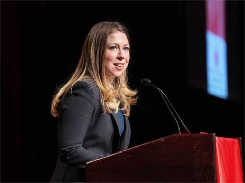 Chelsea Clinton - Phó chủ tịch Quỹ Clinton: Con gái tổng thống Mỹ thứ 42 - Bill Clinton. Câu nói "quả táo rơi xuống gần cây" đặc biệt đúng khi nói tới con gái nhà Clinton. Trong khi mẹ tập trung cho chiến dịch tranh cử Tổng thống, thì cô con gái Chelsea cũng dồn sức cho Quỹ Clinton, cổ súy cho các hoạt động của quỹ trong cuộc chiến chống béo phì ở trẻ em và các vấn đề y tế toàn cầu. Trước đó, cô gái tốt nghiệp đại học Stanford này làm phóng viên đặc biệt cho NBC News. Chelsea Clinton, hiện 35 tuổi, đã kết hôn với anh Marc Mezvinsky. Họ sinh được cô con gái đầu lòng Charlotte vào mùa hè năm ngoái.