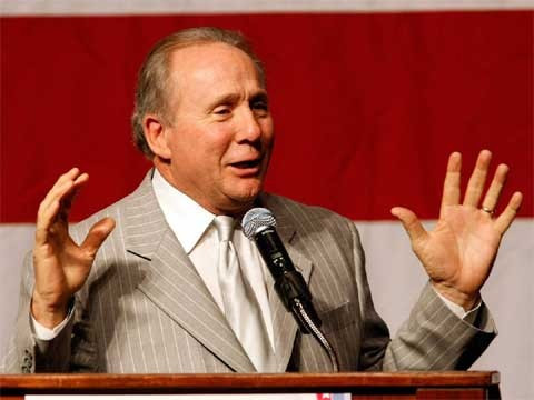 Michael Reagan - MC có tiếng của chương trình trò chuyện trên sóng phát thanh, con trai của Tổng thống Mỹ thứ 40 - Ronald Reagan. Michael Reagan, 70 tuổi, bắt đầu sự nghiệp như một người bán hàng trong một công ty về quốc phòng-không gian. Sau này, Michael cũng cố theo bước cha để vào Hollywood. Tuy nhiên, ông lại tìm thấy một chỗ đứng thích hợp, đó là người dẫn chương trình cho các cuộc trò chuyện về chính trị trên đài phát thanh. Ông dẫn chương trình suốt 26 năm và viết hàng loạt hồi ký, cũng như viết bài cho các hãng tin khác nhau.