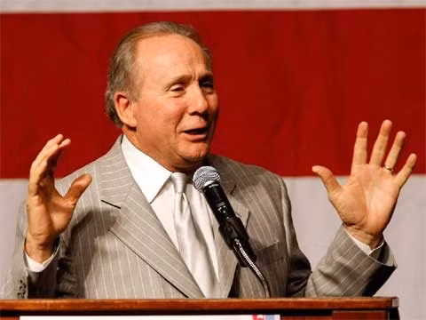 Michael Reagan - MC có tiếng của chương trình trò chuyện trên sóng phát thanh, con trai của Tổng thống Mỹ thứ 40 - Ronald Reagan. Michael Reagan, 70 tuổi, bắt đầu sự nghiệp như một người bán hàng trong một công ty về quốc phòng-không gian. Sau này, Michael cũng cố theo bước cha để vào Hollywood. Tuy nhiên, ông lại tìm thấy một chỗ đứng thích hợp, đó là người dẫn chương trình cho các cuộc trò chuyện về chính trị trên đài phát thanh. Ông dẫn chương trình suốt 26 năm và viết hàng loạt hồi ký, cũng như viết bài cho các hãng tin khác nhau.