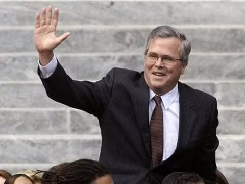 John E. "Jeb" Bush - Tranh cử Tổng thống Mỹ năm 2016., Là con trai của Tổng thống Mỹ thứ 41 - George H.W Bush. Jeb Bush đã tìm được một chỗ đứng trên chính trường với tư cách là cựu Thống đốc bang Florida. Ông đang tham gia cuộc đua vào Nhà Trắng năm 2016. Ứng viên 62 tuổi này đã khởi nghiệp sớm trong các tập đoàn liên doanh, trước khi chuyển sang lĩnh vực chính trị. Gần đây, Jeb Bush công bố số tiền hoàn thuế 33 năm trở lại đây như một dấu hiệu để chứng tỏ với các cử tri rằng, ông đánh giá cao sự minh bạch.