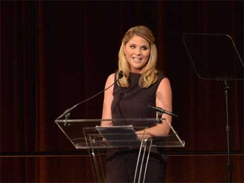 Jenna Bush Hager - Phóng viên chương trình truyền hình Today của đài NBC, con gái của Tổng thống Mỹ thứ 43 - George W. Bush. Jenna Bush Hager hiện là một phóng viên của chương trình Today và cộng tác viên chương trình Nightly News. Ngoài ra, Jenna còn là biên tập viên của tạp chí Southern Living, Chủ tịch nhóm Thế hệ tiếp theo của UNICEF. Jenna, 33 tuổi, đang mang bầu cô con gái thứ hai. Cô sẽ lâm bồn vào cuối hè này.