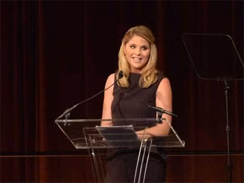 Jenna Bush Hager - Phóng viên chương trình truyền hình Today của đài NBC, con gái của Tổng thống Mỹ thứ 43 - George W. Bush. Jenna Bush Hager hiện là một phóng viên của chương trình Today và cộng tác viên chương trình Nightly News. Ngoài ra, Jenna còn là biên tập viên của tạp chí Southern Living, Chủ tịch nhóm Thế hệ tiếp theo của UNICEF. Jenna, 33 tuổi, đang mang bầu cô con gái thứ hai. Cô sẽ lâm bồn vào cuối hè này.
