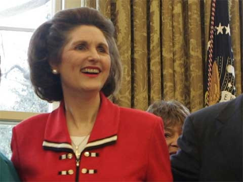 Lynda Bird Johnson Robb - Ủng hộ bình đẳng cho phụ nữ và người thiểu số, con gái của Lyndon Johnson. Cha Lynda là Tổng thống thứ 36 của Mỹ. Bà hiện đã 71 tuổi. Vào những năm 1970, bà là Chủ tịch Ủy ban cố vấn cho tổng thống về phụ nữ, chịu trách nhiệm thực thi các ủy nhiệm của Tổng thống Jimmy Carter trong vấn đề thúc đẩy bình đẳng giới. Lynda là người công khai ủng hộ hôn nhân đồng giới và từng tuyên bố trong một cuộc trả lời phỏng vấn năm ngoái rằng, bà tin rằng cha mình cũng làm như vậy.