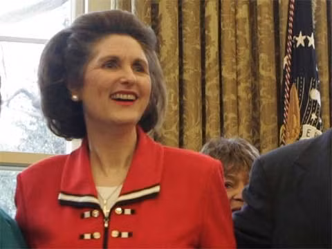 Lynda Bird Johnson Robb - Ủng hộ bình đẳng cho phụ nữ và người thiểu số, con gái của Lyndon Johnson. Cha Lynda là Tổng thống thứ 36 của Mỹ. Bà hiện đã 71 tuổi. Vào những năm 1970, bà là Chủ tịch Ủy ban cố vấn cho tổng thống về phụ nữ, chịu trách nhiệm thực thi các ủy nhiệm của Tổng thống Jimmy Carter trong vấn đề thúc đẩy bình đẳng giới. Lynda là người công khai ủng hộ hôn nhân đồng giới và từng tuyên bố trong một cuộc trả lời phỏng vấn năm ngoái rằng, bà tin rằng cha mình cũng làm như vậy.