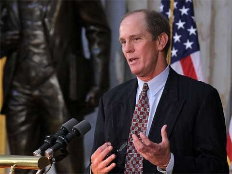 Steven Ford - Diễn viên nổi tiếng, con trai tổng thống thứ 38 của Mỹ - Gerald Ford. Steven Ford, 59 tuổi, đã tham gia kịch truyền hình The Young and The Restless vào năm 1981 với vai P.I Andy Richards. Sau đó, Steven đã xuất hiện trong hàng loạt bộ phim, như "Armageddon," "Black Hawk Down," "When Harry Met Sally," và "Transformers". Gần đây, Steven Ford rút khỏi vai trò Chủ tịch Quỹ Tổng thống Ford, nhưng vẫn tiếp tục duy trì những di sản của người cha, thường xuyên phát biểu tại các sự kiện và đi thuyết trình ở khắp nước Mỹ.