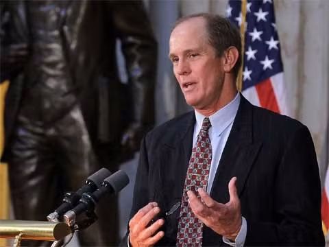 Steven Ford - Diễn viên nổi tiếng, con trai tổng thống thứ 38 của Mỹ - Gerald Ford. Steven Ford, 59 tuổi, đã tham gia kịch truyền hình The Young and The Restless vào năm 1981 với vai P.I Andy Richards. Sau đó, Steven đã xuất hiện trong hàng loạt bộ phim, như "Armageddon," "Black Hawk Down," "When Harry Met Sally," và "Transformers". Gần đây, Steven Ford rút khỏi vai trò Chủ tịch Quỹ Tổng thống Ford, nhưng vẫn tiếp tục duy trì những di sản của người cha, thường xuyên phát biểu tại các sự kiện và đi thuyết trình ở khắp nước Mỹ.