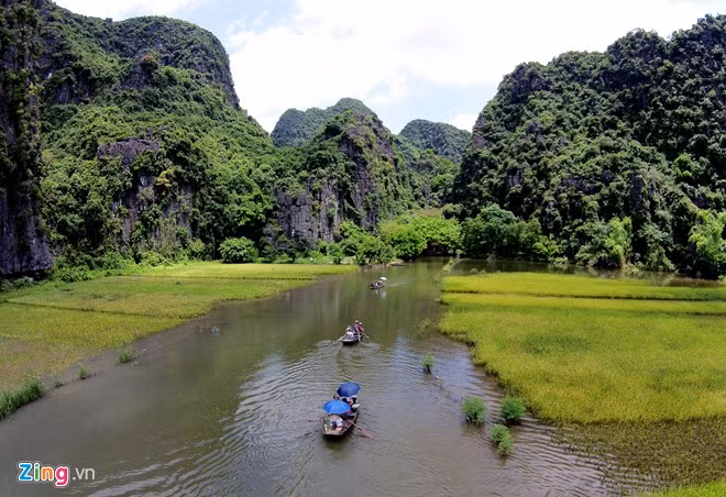 Tên gọi Tam Cốc có nghĩa là "ba hang", còn có tên là Xuyên Thuỷ động gồm: hang Cả, hang Hai và hang Ba. Cả 3 hang đều được tạo thành bởi dòng sông Ngô Đồng đâm xuyên qua núi. Ảnh: Zing.
