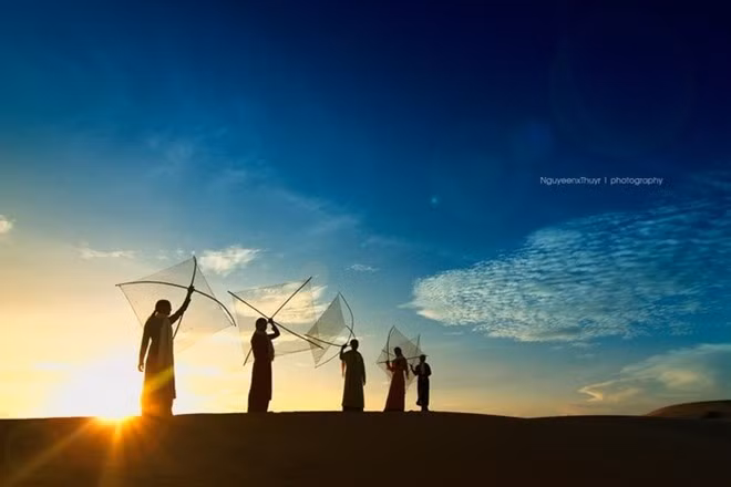 Đến đây, bạn sẽ bắt gặp những đàn dê, đàn cừu nhởn nhơ gặm cỏ, những cô gái Chăm trong trang phục nhiều màu sắc đi lấy nước trong ánh hoàng hôn tuyệt đẹp. Ảnh: Nguyenthuyr.