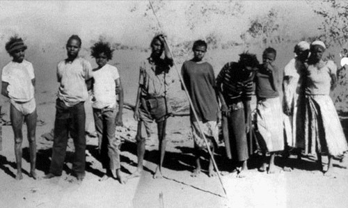 Bộ tộc Pintupu Nine: Bộ tộc này là một nhóm chín người Pintupi sống cùng nhau, dựa vào truyền sống săn bắn hái lượm tên vùng sa mạc Gibson ở Australia từ năm 1984, khi họ được phát hiện ở vùng phía Tây Australia. Họ thỉnh thoảng còn được gọi là “bộ tộc bị mất”.