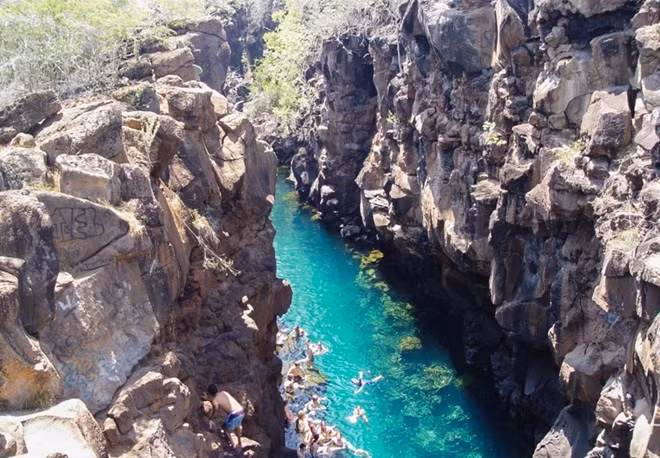 Las Grietas, Puerto Ayora, Ecuador: Đây là một hẻm núi được tạo ra bởi nham thạch. Cả nước mặn và nước ngọt đổ vào hẻm núi này, tạo ra một hồ bơi tự nhiên với nhiệt độ luôn duy trì ở mức 18-20 độ C. Để tới được đây, du khách phải đi bộ một quãng khá xa, bù lại họ sẽ được tận hưởng làn nước trong vắt, mát mẻ tuyệt vời. Ảnh: Nil Valls.