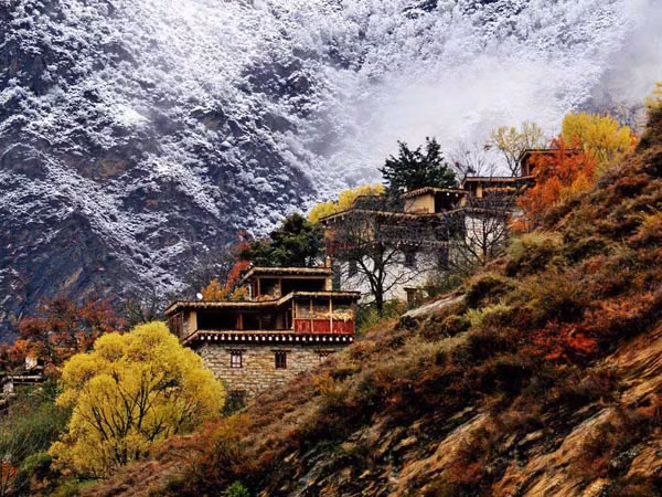 Bốn mùa ở Danba đều đẹp hữu tình, nhưng nổi bật nhất vẫn là khi tiết thu, đông kéo về, những cây côi chuyển sắc vàng, cam. Đây là thời điểm Danba thu hút đông đảo du khách và nhiếp ảnh gia từ khắp nơi kéo về.