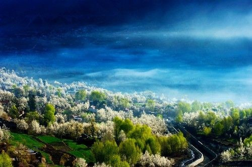 Danba sở hữu cảnh quan thiên nhiên nguyên sơ, hầu như chưa bị thay đổi bởi nền văn minh hiện đại. Những ngôi làng dân tộc thiểu số của người ở Danba được bao quanh bởi dãy núi Ri-Ba và dãy Mo-Ri, nhìn thẳng ra dãy Morre.