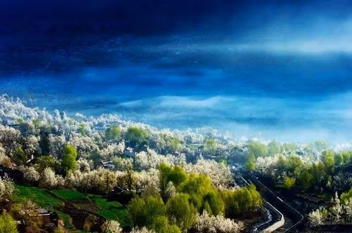 Danba sở hữu cảnh quan thiên nhiên nguyên sơ, hầu như chưa bị thay đổi bởi nền văn minh hiện đại. Những ngôi làng dân tộc thiểu số của người ở Danba được bao quanh bởi dãy núi Ri-Ba và dãy Mo-Ri, nhìn thẳng ra dãy Morre.