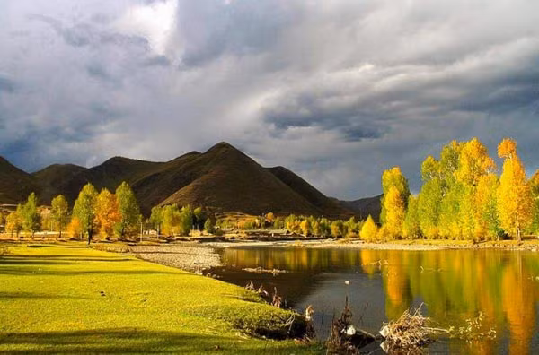 3. Khu bảo tồn thiên nhiên quốc gia Yading: Yading là một trong những khu bảo tồn đẹp nhất Trung Quốc nằm ở Tây Tạng với cảnh quan rất đa dạng. Một trong số đó là hồ Ngũ Sắc, nằm dưới chân núi Chenresig. Hồ nước chuyển sắc xanh lá, xanh da trời hay xanh nước biển thẫm tùy theo ánh sáng trong ngày.