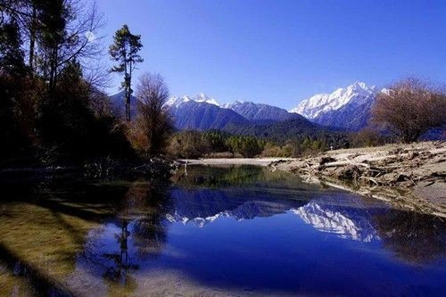 Khoảng tháng 3, 4 hằng năm là thời gian đẹp nhất nơi đây khi hoa anh đào nở, cùng với đó là từng dải hoa cải, chìm trong bốn bề núi tuyết, cảnh tượng vừa rực rỡ vừa hùng vĩ.