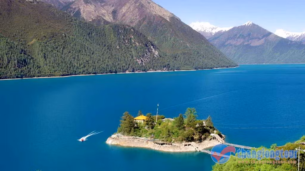 Ở vùng Nyingchi này, có một hồ nước tên là hồ Basum (hay Draksum) được coi là hồ linh thiêng nhất toàn vùng, là biểu tượng tâm linh quan trọng nhất của phái Ninh Mã (Nyingmapa). Hồ có diện tích 25,9km², độ cao trung bình khoảng 3.538m so với mặt nước biển. Nước hồ trong vắt xanh mát in bóng những đỉnh núi phủ tuyết trắng xóa. Khung cảnh quanh hồ xanh tươi quyến rũ đẹp như tranh vẽ. Vào mùa hè và mùa thu, hồ Basum trở thành thiên đường tự nhiên cho các loài động, thực vật. Không khí trong mát, hoa nở và ngập tràn các loài ong, bướm.