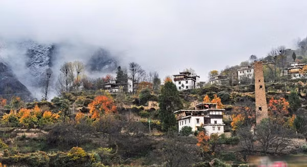 Nơi đây được ca tụng là “vương quốc của 1.000 lâu đài” là vì từ xa xưa, rất nhiều công trình, lâu đài, tháp cổ đã được xây dựng rải rác tại những vị trí chiến lược trong khu thung lũng.Những công trình kiến trúc này được xây dựng từ hàng trăm năm trước với mục đích phòng thủ và để gửi thông điệp về lãnh thổ tới các ngôi làng lân cận.