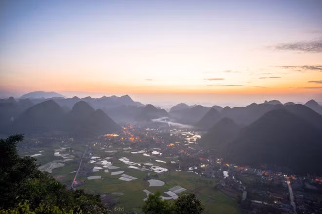 Cả thung lũng hiện ra yên bình và tràn ngập sắc màu của thiên nhiên. Những nếp nhà, con đường trở nên bé nhỏ và bóng người trên cánh đồng thành chấm tí hon. Đâu đó, làn khói của người đốt rơm rạ bay lên như nét chấm phá giữa bức tranh rộng lớn.