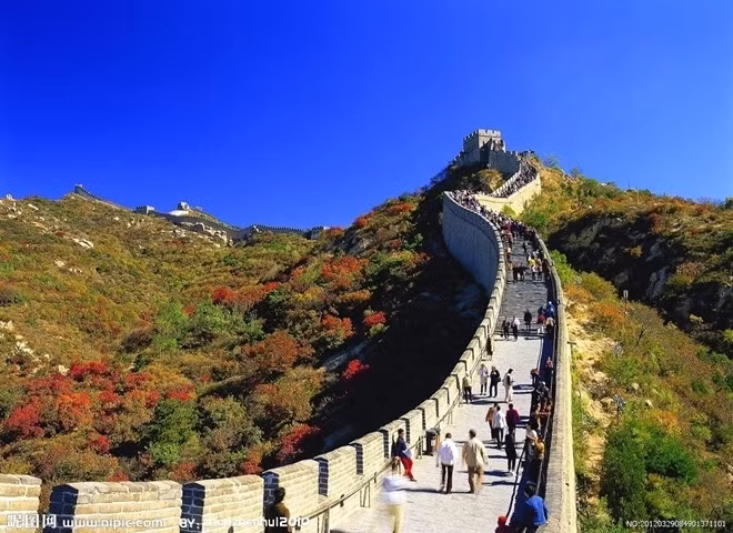 Từ lâu, người Trung Quốc không chỉ tự hào với thủ đô Bắc Kinh, hay Cố cung, Di hòa viên cổ kính và trang nghiêm, sự sầm uất phồn hoa của thành phố Thượng Hải, mà rất tự hào khi nói về Vạn Lý Trường Thành. Bởi đây chính là biểu tượng của đất nước và con người Trung Quốc. Ảnh: Nipic.