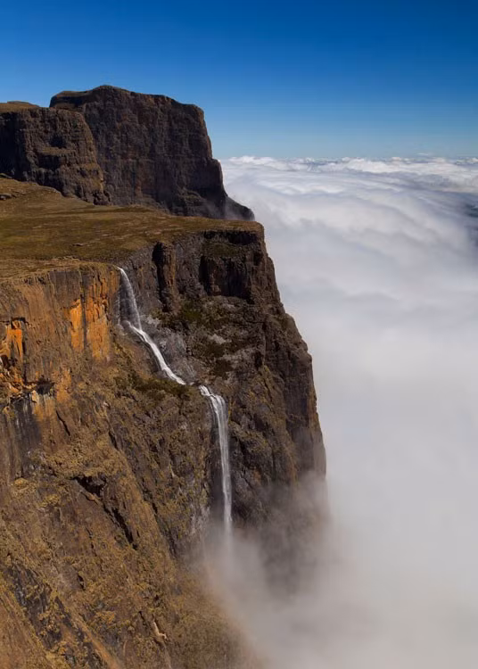  Thác Browne: Đây là một trong những thác nước cao nhất thế giới với chiều cao lên đến 836 m và chiều rộng là hơn 12 m. Thác nước này nằm ở vườn quốc gia Fiordland, thuộc hải đảo phía nam của New Zealand.