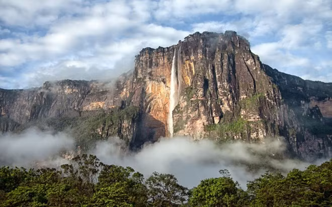  Thác Victoria: Nằm bên bờ sông Zambezi, giữa đất nước Zambia và Zimbabwe, thác Victoria Zimbabwe là một trong những điểm du lịch hấp dẫn và nổi tiếng nhất Zimbabwe mà du khách không thể bỏ qua khi đến châu Phi.