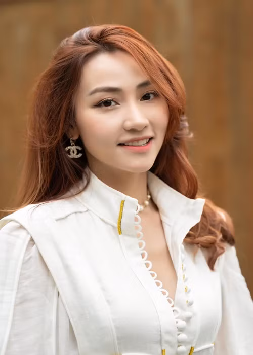 Vào tháng 2/2015, người đẹp tổ chức đám cưới với doanh nhân Thiếu Quân. Đến cuối tháng 4/2015, trong buổi họp fan, Ngân Khánh bất ngờ tuyên bố tạm rời showbiz để học chuyên ngành sản xuất phim điện ảnh tại Singapore. Năm 2020, cô về nước sinh sống khi hoàn thành khóa học. Ảnh: FBNV