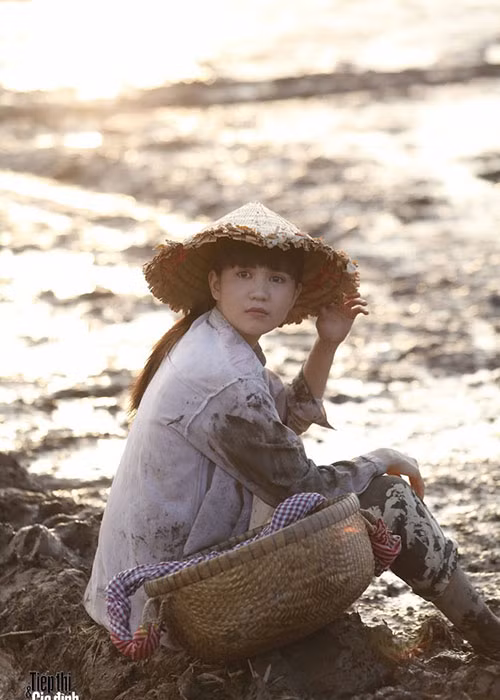 Diễn xuất của Ngọc Trinh gây tranh cãi trong những năm qua. Cô bị gắn mác bình hoa di động khi đóng "Hoàng tử và Lọ lem", "Vòng eo 56", “Giải mã NT56”. Ảnh: Tiếp thị gia đình