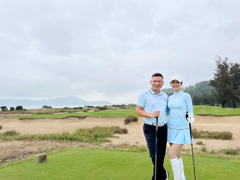 Ít ngày trước, Hoa hậu Jennifer Phạm khoe ảnh cùng ông xã đi đánh golf.