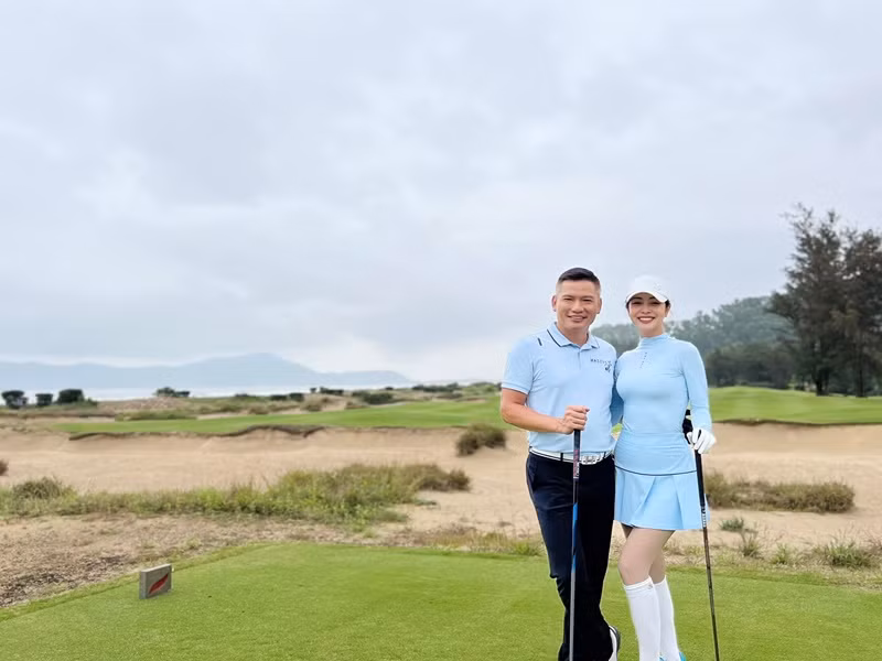Ít ngày trước, Hoa hậu Jennifer Phạm khoe ảnh cùng ông xã đi đánh golf.