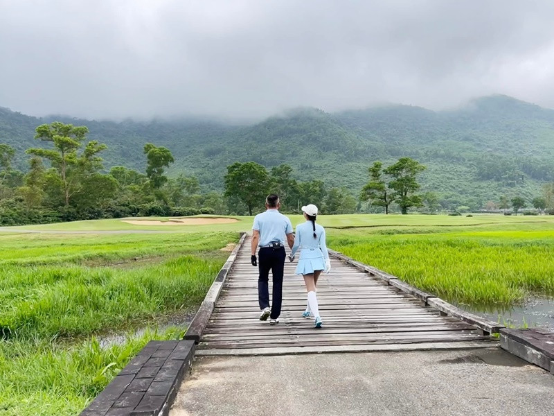 Hai vợ chồng người đẹp nắm tay tình tứ trên sân golf.