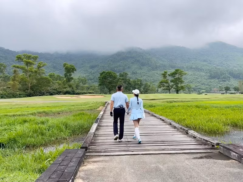 Hai vợ chồng người đẹp nắm tay tình tứ trên sân golf.