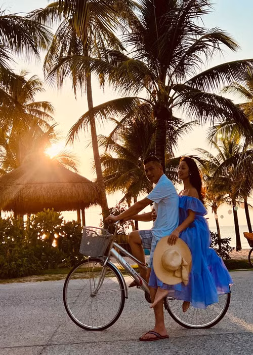 Jennifer Phạm chia sẻ, vợ chồng giữ lửa hôn nhân bằng những nụ hôn chào buổi sáng, hôn trước khi ra khỏi nhà hoặc lúc trở về, hẹn hò ăn tối, xem phim, đi du lịch, tập golf.