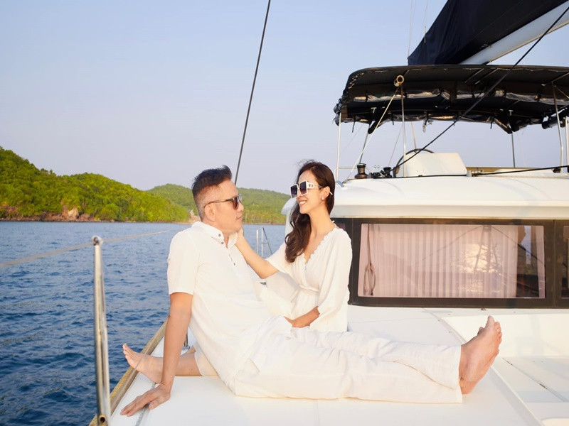 Được doanh nhân Đức Hải tâm lý, chiều chuộng nên Jennifer Phạm cảm thấy hôn nhân lúc nào cũng như tuần trăng mật.