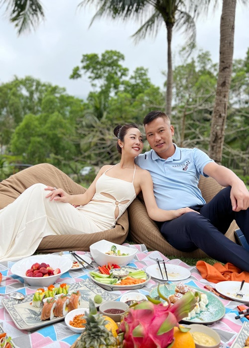 Jennifer Phạm và ông xã vẫn giữ được tình cảm mặn nồng sau 10 năm kết hôn, có 3 con chung.