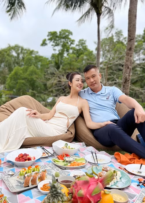 Jennifer Phạm và ông xã vẫn giữ được tình cảm mặn nồng sau 10 năm kết hôn, có 3 con chung.