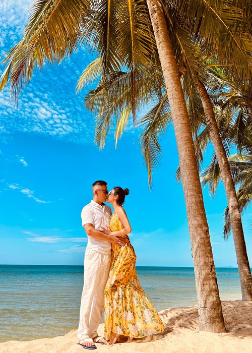 Vợ chồng Jennifer Phạm hôn nhau say đắm trên bãi biển.