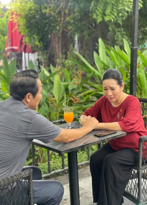 Trong “Mặt nạ gương”, nữ ca sĩ vào vai bà Nhung - mẹ Đại úy Tùng, từng có mối quan hệ tình cảm với ông Nghị do nghệ sĩ Hoàng Hải đóng. Ảnh: FBNV