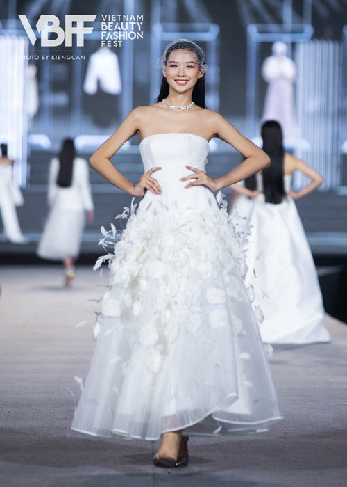 Bảo Ngọc nổi bật nhờ chiều cao "khủng" (1m85), gương mặt khả ái. Nhờ chiến thắng giải Người đẹp thời trang, cô lọt thẳng vào top 20 chung cuộc, chụp ảnh thời trang cùng đương kim Hoa hậu Thế giới Việt Nam Lương Thùy Linh.