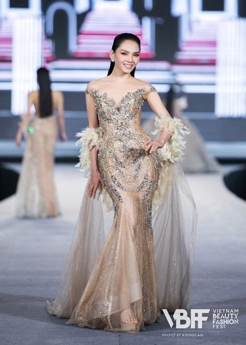 Người đẹp sinh năm 1999 khoe vóc dáng nóng bỏng ở Miss World Vietnam 2022.