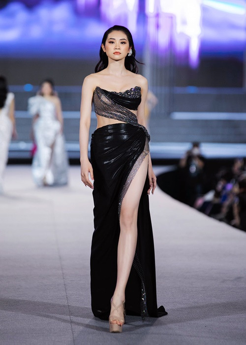 10X khoe chân dài nuột nà trên sàn catwalk.