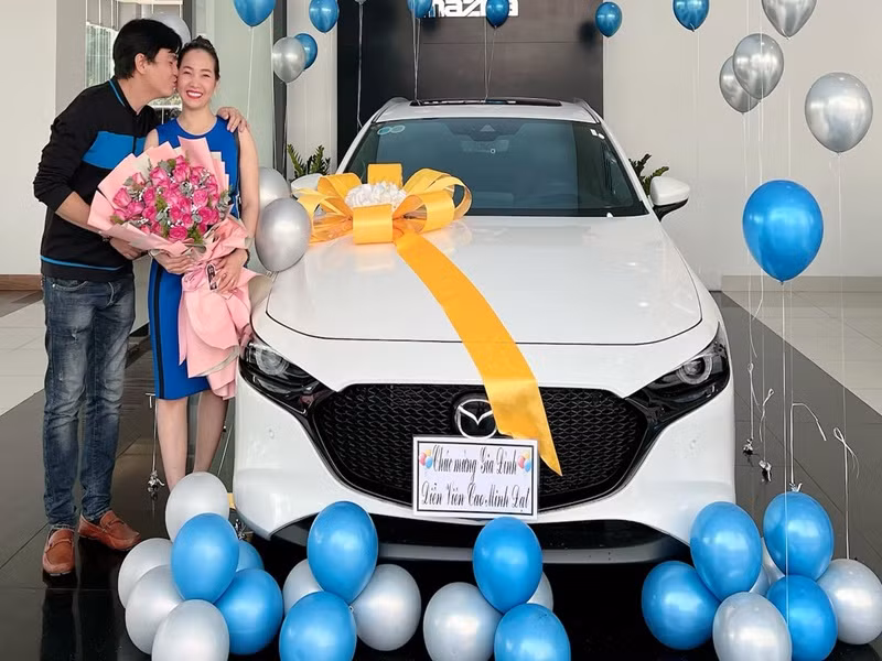 Mới đây, trên trang cá nhân, Cao Minh Đạt gửi lời cảm ơn bà xã Thanh Trúc về chiếc xe hơi mới nhân dịp sinh nhật.