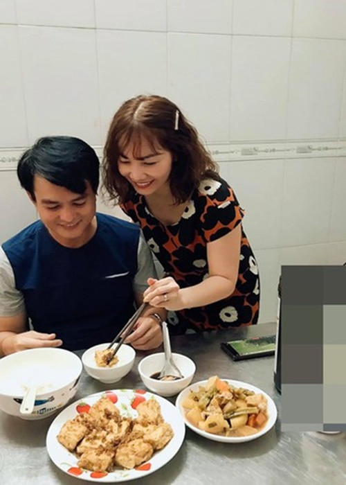 Bà xã của Cao Minh Đạt giỏi quán xuyến gia đình, đảm đang. Cô nắm được sở thích ăn uống của chồng.