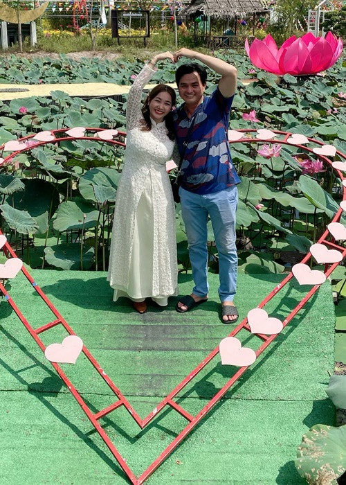 Thanh Trúc thường xuyên chia sẻ các dự án phim ảnh của Cao Minh Đạt trên trang cá nhân. Sợ chồng ngủ quên khi đi quay phim sớm, cô không ngại canh giờ để đánh thức.