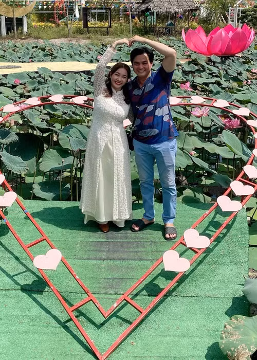 Thanh Trúc thường xuyên chia sẻ các dự án phim ảnh của Cao Minh Đạt trên trang cá nhân. Sợ chồng ngủ quên khi đi quay phim sớm, cô không ngại canh giờ để đánh thức.