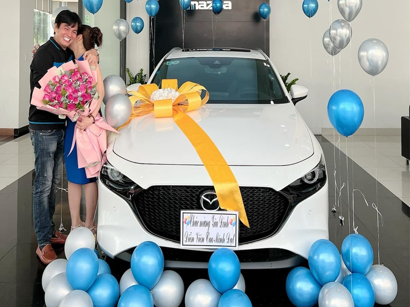 Vợ chồng Cao Minh Đạt còn chia sẻ hình ảnh tình tứ bên nhau trong buổi nhận xe mới.