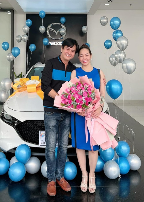 Do công việc mang tính chất phải đi xa nhiều, cả hai tậu xe ô tô mới.