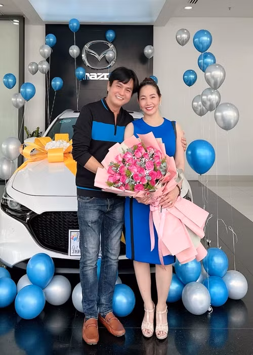 Do công việc mang tính chất phải đi xa nhiều, cả hai tậu xe ô tô mới.